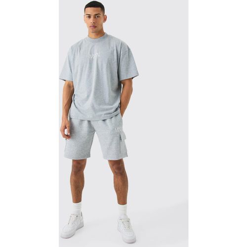 Set T-shirt Man oversize con girocollo esteso & pantaloncini Cargo - boohoo - Modalova