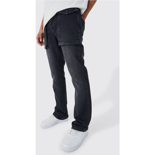 Jeans Slim Fit in denim rigido color antracite con tasche a zampa in rilievo - boohoo - Modalova