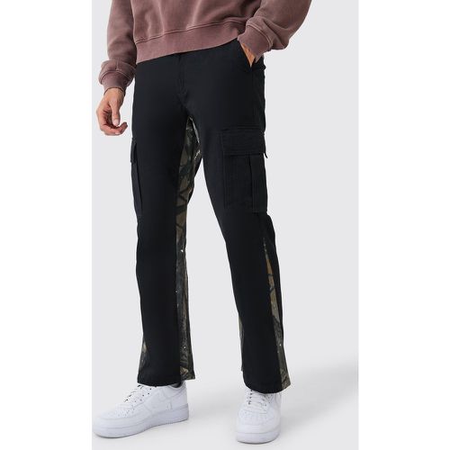 Pantaloni Cargo Slim Fit a zampa in fantasia militare con inserti in fantasia militare - boohoo - Modalova