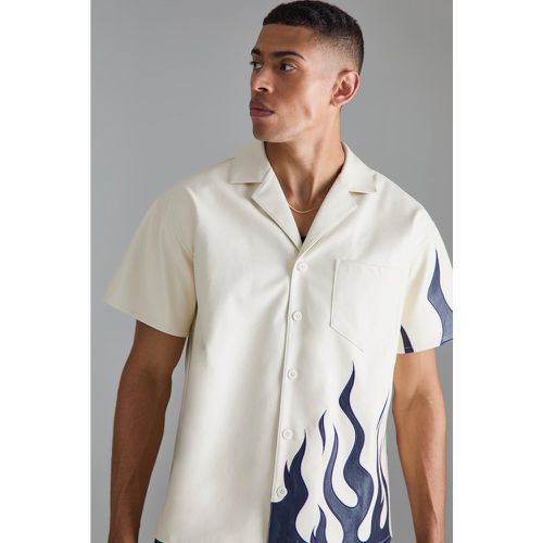 Camicia squadrata a maniche corte in PU con fiamme - boohoo - Modalova