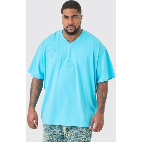 T-shirt Plus Size comoda blu con applique a effetto consumato e scollo a V - boohoo - Modalova