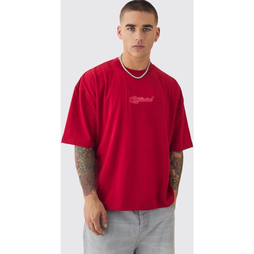 T-shirt squadrata oversize pesante con ricami e girocollo esteso - boohoo - Modalova