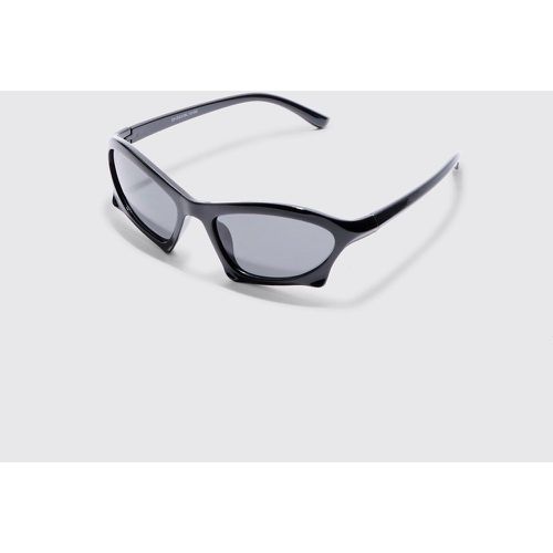 Curved Frame Racer Sunglasses In Black - boohoo - Modalova