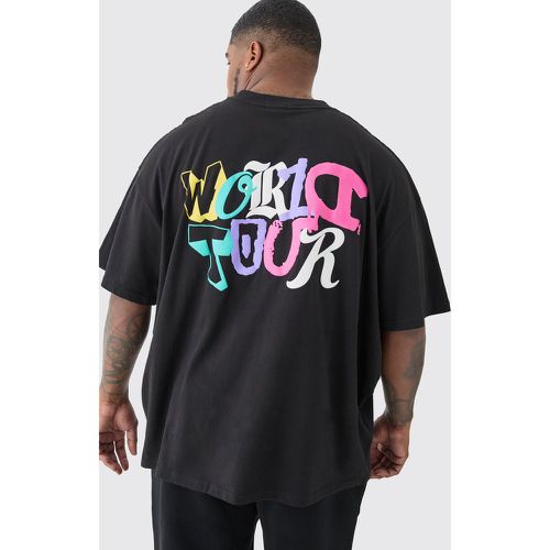 T-shirt Plus Size oversize nera con stampa World Tour a caratteri arrotondati - boohoo - Modalova