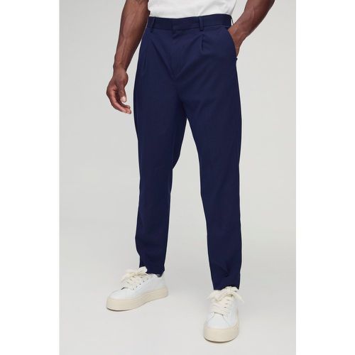 Pantaloni affusolati sartoriali con pieghe frontali e vita fissa - boohoo - Modalova