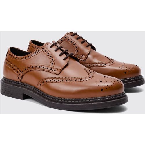 Scarpe Brogue in PU in vernice color cuoio con lacci - boohoo - Modalova