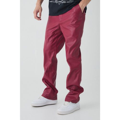 Pantaloni a zampa Tall Slim Fit in PU - boohoo - Modalova