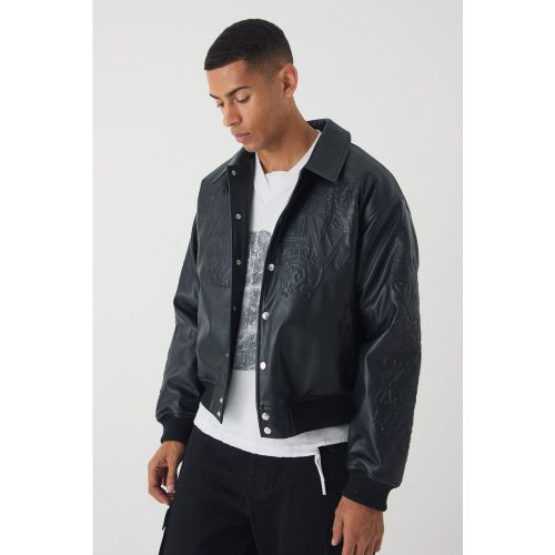 Giacca Bomber squadrata Homme in PU con incisioni - boohoo - Modalova