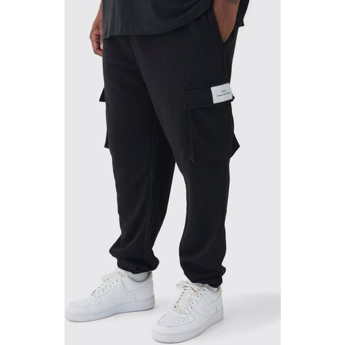 Pantaloni tuta Cargo Plus Size Slim Fit con etichetta intessuta - boohoo - Modalova