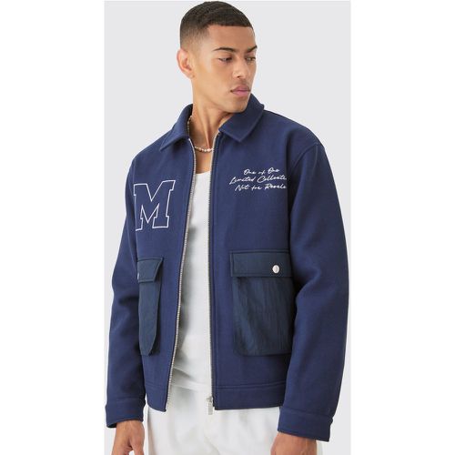 Giacca Harrington squadrata in nylon blu con tasche e tasche - boohoo - Modalova