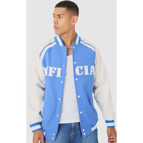 Giacca stile Varsity Official con stemma e maniche raglan in PU color - boohoo - Modalova