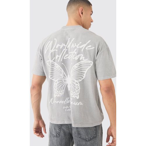 T-shirt oversize slavata con grafica di farfalle - boohoo - Modalova