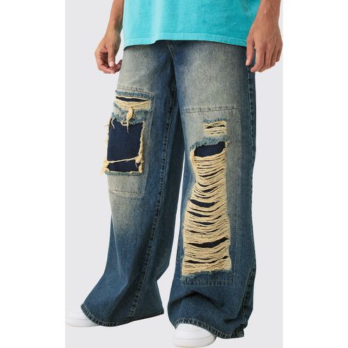 Jeans extra comodi in denim rigido blu antico con strappi estremi - boohoo - Modalova