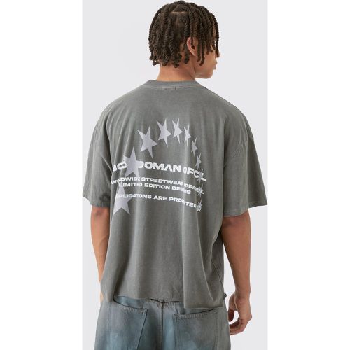 T-shirt squadrata oversize slavata con stampa di stelle e fondo grezzo - boohoo - Modalova