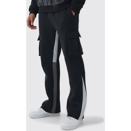 Pantaloni tuta Cargo Regular Fit con inserti e fondo grezzo - boohoo - Modalova