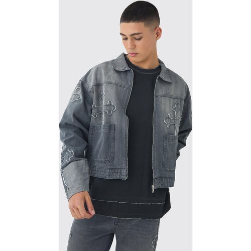 Bomber squadrato in denim con applique a croce - boohoo - Modalova