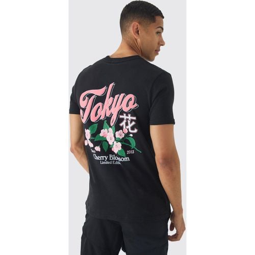 T-shirt Slim Fit con stampa Tokyo a caratteri arrotondati - boohoo - Modalova