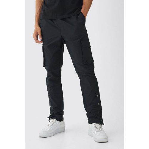 Pantaloni Cargo dritti elasticizzati stile Cargo con bottoni a pressione sul fondo - boohoo - Modalova