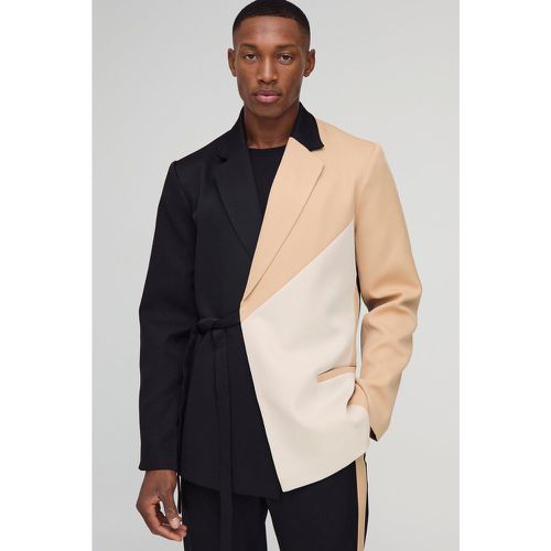 Blazer Slim Fit con pannelli a incrocio - boohoo - Modalova