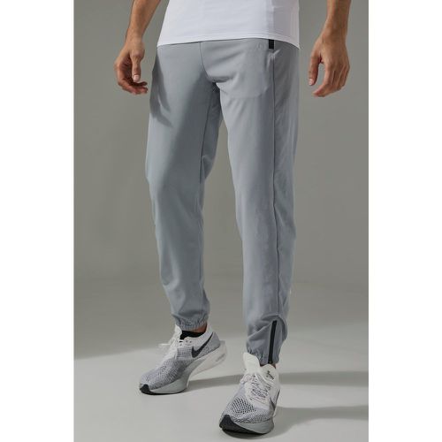 Pantalón Deportivo Man Active De Tela Elástico Perforado Con Botamanga - boohoo - Modalova