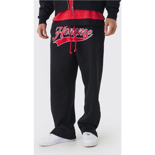 Pantaloni tuta oversize Homme stile Varsity con ricami e spacco sul fondo - boohoo - Modalova