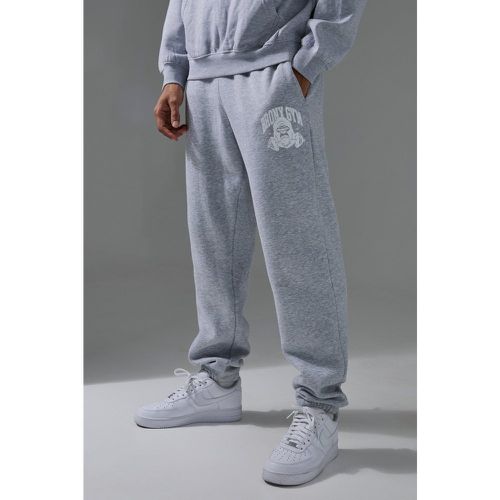 Pantalón Deportivo Man Active Oversize Para El Gimnasio Con Estampado De Bronx - boohoo - Modalova