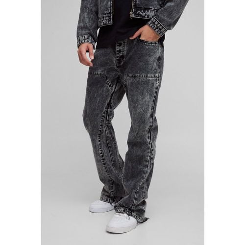 Jeans a zampa rilassati con inserti stile Carpenter e schizzi di colore - boohoo - Modalova