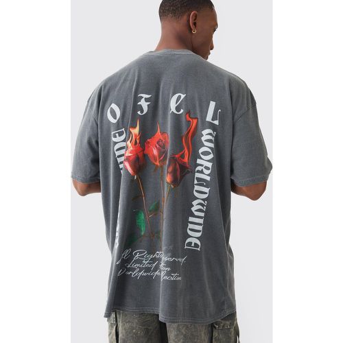 T-shirt oversize slavata con stampa di rose e fiamme e girocollo esteso - boohoo - Modalova