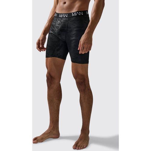 Boxer lunghi Man Active da 7 pollici in fantasia militare - boohoo - Modalova