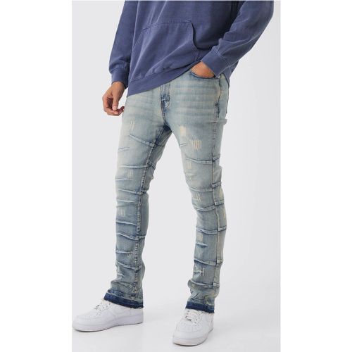 Jeans a zampa Skinny Fit slavati con dettagli con pinces - boohoo - Modalova