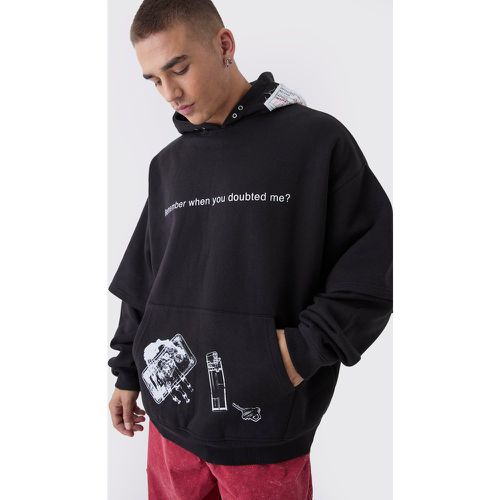 Felpa oversize con finto doppio livello, slogan e finiture in metallo - boohoo - Modalova