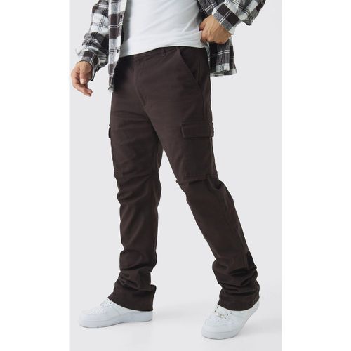 Pantaloni Cargo Slim Fit a zampa con vita fissa e pieghe sul fondo - boohoo - Modalova