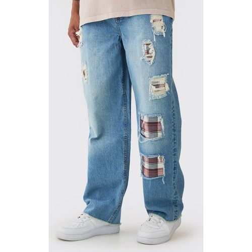 Jeans rilassati a quadri effetto patchwork con strappi & rattoppi - boohoo - Modalova