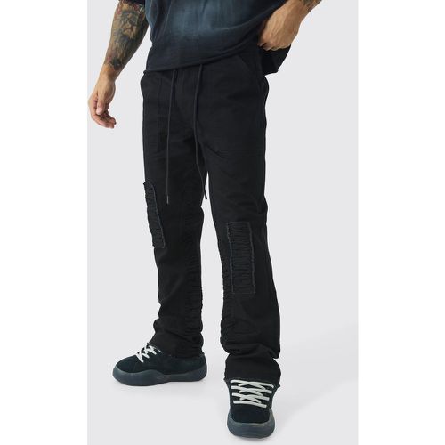 Pantaloni a zampa Slim Fit effetto goffrato in twill con vita fissa - boohoo - Modalova