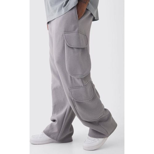 Pantaloni tuta Plus Size rilassati con tasche Cargo - boohoo - Modalova