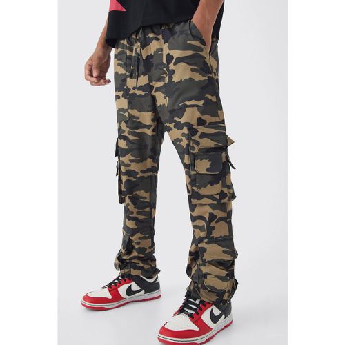 Elasticated Slim Stacked Nylon Camo Cargo Trousers - boohoo - Modalova