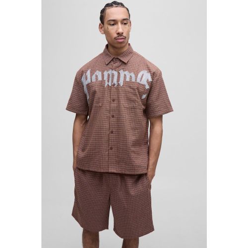 Conjunto Oversize Homme De Pantalón Corto Y Camisa De Manga Corta Con Apliques De Cuadros - boohoo - Modalova