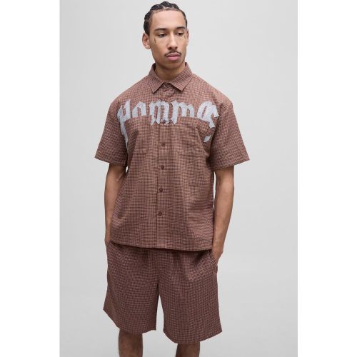 Set camicia oversize a quadri con applique Homme a mezza manica & pantaloncini - boohoo - Modalova