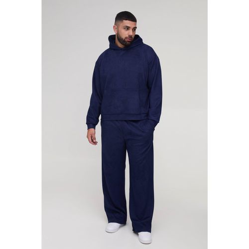 Tuta sportiva rilassata Plus Size squadrata oversize in scamosciato sintetico con cappuccio - boohoo - Modalova