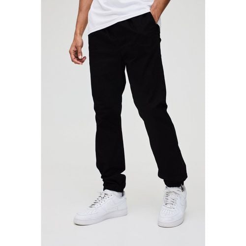 Pantaloni Slim Fit in twill morbido con vita elasticizzata e nervature - boohoo - Modalova