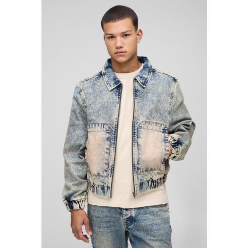 Giacca Bomber rilassata in denim in lavaggio anticato con zip - boohoo - Modalova