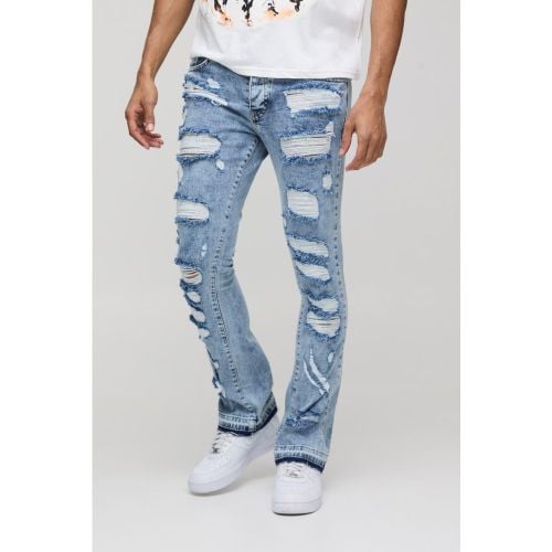 Jeans a zampa Skinny Fit con strappi all over e smagliature - boohoo - Modalova