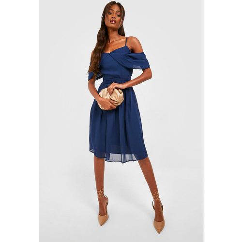 Vestito midi drappeggiato in chiffon con spalle scoperte - boohoo - Modalova