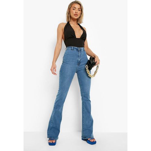 Jeans a zampa Skinny Fit a vita alta modellanti sul retro - boohoo - Modalova