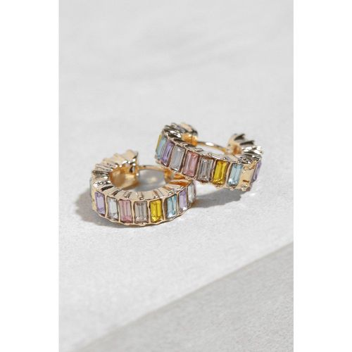 Orecchini a cerchio piccoli con strass arcobaleno e strass - boohoo - Modalova