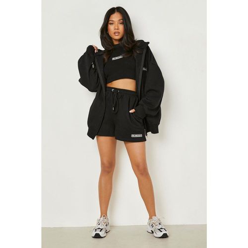 Tuta sportiva corta Petite in 3 pezzi con crop top con scollo a vogatore - boohoo - Modalova