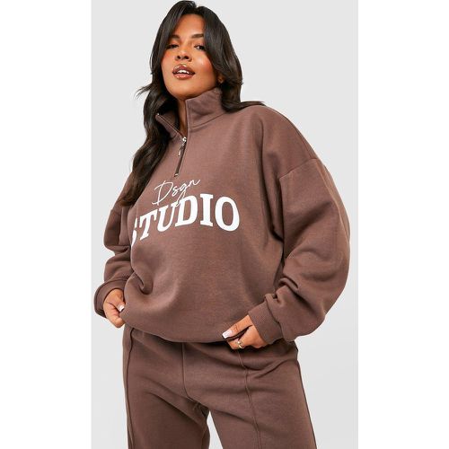 Sudadera Plus Con Cremallera A La Mitad Y Firma Dsgn Studio - boohoo - Modalova