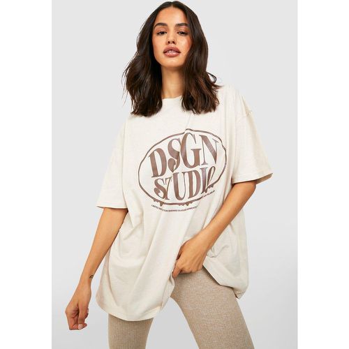 T-shirt oversize con stampa Dsgn Studio sul petto - boohoo - Modalova