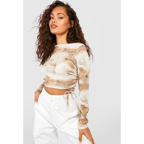 Crop top a maniche lunghe con stampa marmorizzata e ruches laterali - boohoo - Modalova