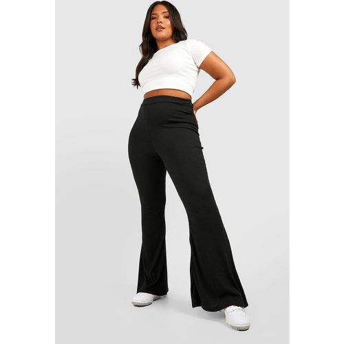 Pantaloni a zampa Plus Size Basic a coste - boohoo - Modalova